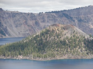 仔細看Wizard Island島頂也有一個小火山口